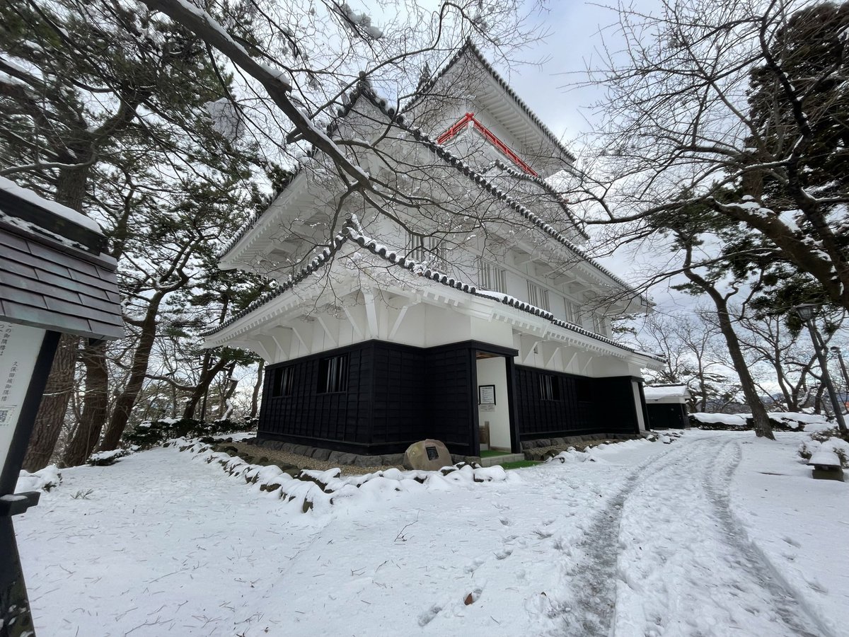 kawazo28's tweet photo. 🏯 出羽の国を治めた佐竹氏の居城！久保田城を訪れました
秋田市の中心部に位置する久保田城は、江戸時代に秋田藩20万石を治めた佐竹氏の本拠地です。関ヶ原の戦いの後、常陸（茨城県）から国替えとなった**佐竹義宣（さたけ よしのぶ）**によって築かれました。
このお城の大きな特徴は、天守閣や石垣がほとんどないこと！徳川幕府への恭順の意を示すため、また実利を重んじたためと言われ、代わりに巨大な**土塁（どるい）**と堀で守りを固めた、関東風の築城様式が色濃く残っています。
現在は「千秋公園（せんしゅうこうえん）」として親しまれており、復元された御隅櫓（おすみやぐら）や表門が、往時の威容を伝えています。
高台にある本丸跡からは秋田の街を一望でき、かつて佐竹氏がこの地をどう見つめていたかに思いを馳せることができます。四季折々の自然と、質実剛健な歴史の息吹を感じられる、秋田のシンボルでした！
#久保田城 #佐竹義宣 #秋田藩 #歴史 #秋田観光 #お城巡り #千秋公園
次はどのお城をチェックしますか？佐竹氏ゆかりの地つながりで、茨城県の「水戸城」なども興味深いですよ！