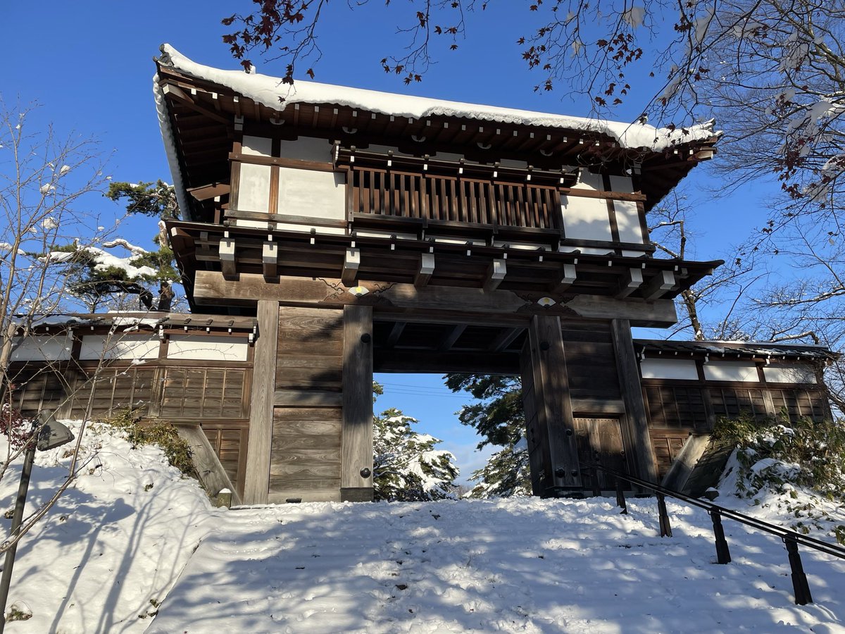 kawazo28's tweet photo. 🏯 出羽の国を治めた佐竹氏の居城！久保田城を訪れました
秋田市の中心部に位置する久保田城は、江戸時代に秋田藩20万石を治めた佐竹氏の本拠地です。関ヶ原の戦いの後、常陸（茨城県）から国替えとなった**佐竹義宣（さたけ よしのぶ）**によって築かれました。
このお城の大きな特徴は、天守閣や石垣がほとんどないこと！徳川幕府への恭順の意を示すため、また実利を重んじたためと言われ、代わりに巨大な**土塁（どるい）**と堀で守りを固めた、関東風の築城様式が色濃く残っています。
現在は「千秋公園（せんしゅうこうえん）」として親しまれており、復元された御隅櫓（おすみやぐら）や表門が、往時の威容を伝えています。
高台にある本丸跡からは秋田の街を一望でき、かつて佐竹氏がこの地をどう見つめていたかに思いを馳せることができます。四季折々の自然と、質実剛健な歴史の息吹を感じられる、秋田のシンボルでした！
#久保田城 #佐竹義宣 #秋田藩 #歴史 #秋田観光 #お城巡り #千秋公園
次はどのお城をチェックしますか？佐竹氏ゆかりの地つながりで、茨城県の「水戸城」なども興味深いですよ！