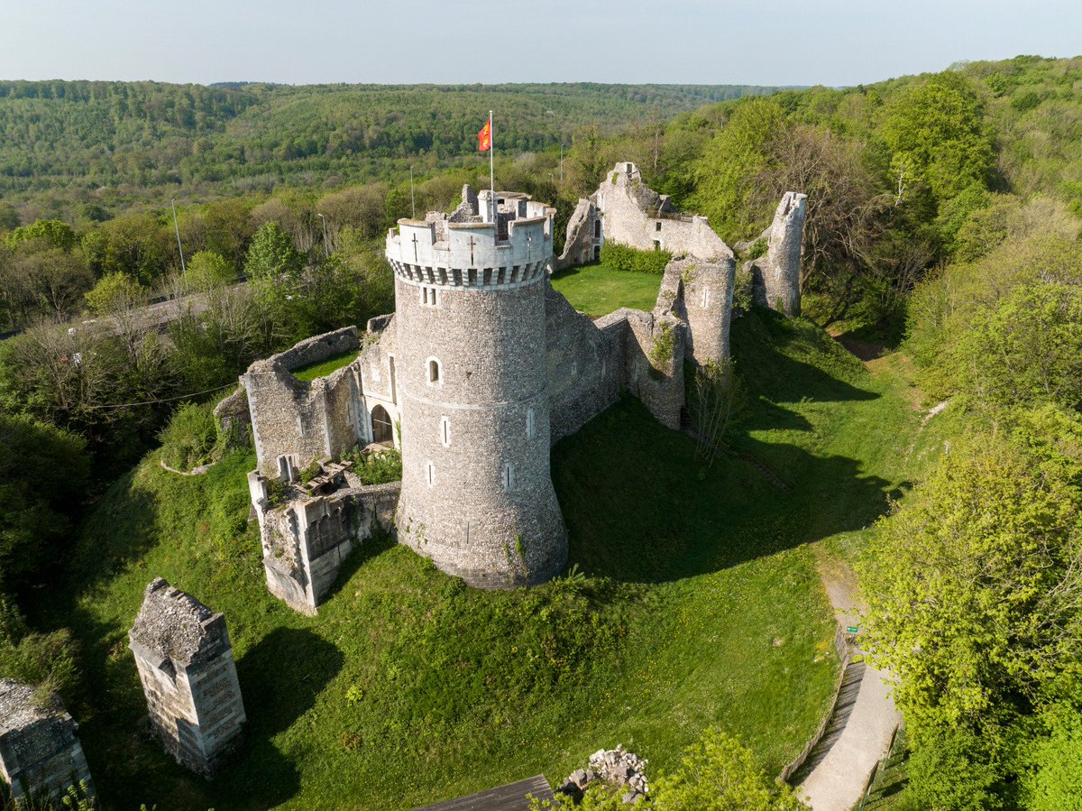 Le #château de #Robert le #Diable est un ancien château fort, de la fin du Xe siècle, à #Moulineaux en #SeineMaritime, en #Normandie. Période des ducs de Normandie, son nom désigne peut-être Robert II de Bellême, ou Robert le Magnifique, père de #Guillaume le Conquérant ou ... ?