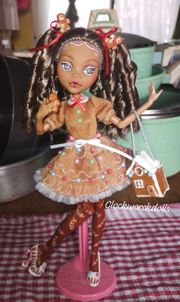clockworck979's tweet photo. Gigi lycious está en la casa 💕✨ no existe algo más dulce que esta chica de gengibre. Porfin mi primera muñeca con temática navideña.

Gigi Lycious is home 💕✨ There's nothing sweeter than this gingerbread girl. Finally, my first Christmas-themed doll!

#customdoll #monsterhigh https://t.co/3Xuoi6Iwf4