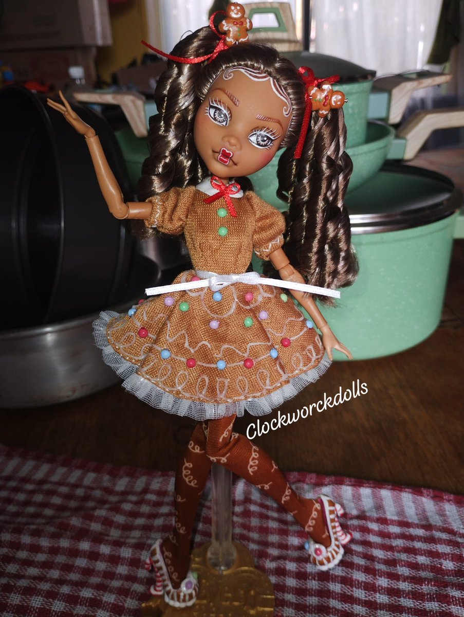 clockworck979's tweet photo. Gigi lycious está en la casa 💕✨ no existe algo más dulce que esta chica de gengibre. Porfin mi primera muñeca con temática navideña.

Gigi Lycious is home 💕✨ There's nothing sweeter than this gingerbread girl. Finally, my first Christmas-themed doll!

#customdoll #monsterhigh https://t.co/3Xuoi6Iwf4