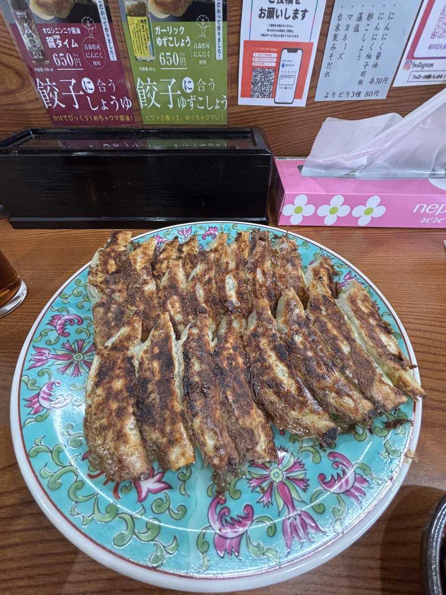 YorkieBrothers's tweet photo. 今福鶴見にある「まさや」さんでランチ。
薄皮ぎょうざで有名な「丸正餃子」さん系のお店との事。
薄皮で食べやすくて美味しい。
冷凍のお持ち帰りもあるけど常温では皮が薄すぎて30分程度しか持たないらしくクーラーBOXは必需かも。
＃餃子専門店まさや https://t.co/zAALizVqaY