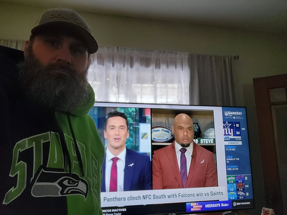 chopps40's tweet photo. SEAHAWKS fan watching stress-free football today on #GDLIVE https://t.co/kEArBBbm1B