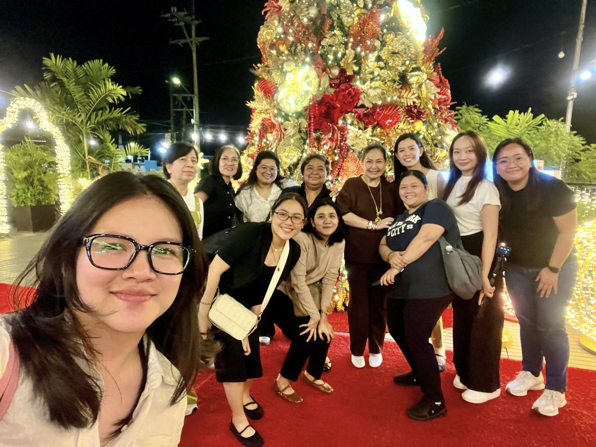 Tuwing may events ang FF, admins ang laging nagpa-plano ng lahat, at go-with-the-flow lang si Inay.

But tonight, it's the other way around. Si Inay ang may gustong mag-dinner with us. Si Inay nagsabi saan magkakape. Sunod lang kami. Kinig lang kami.