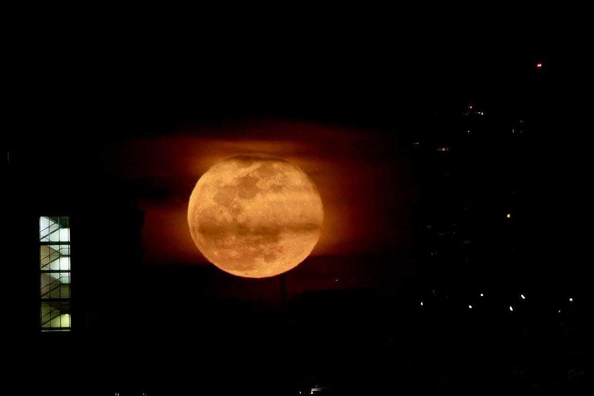 Espectacular luna llena en Querétaro.

Vía: <a href="/alfonso_rivera/">Alfonso Rivera</a>.