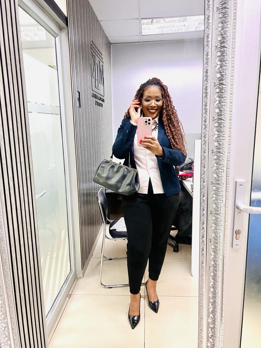 We are agreed that a flat stomach isn’t a currency but atleast I have it. At my age, it is something worth celebrating 😂. ✌🏻