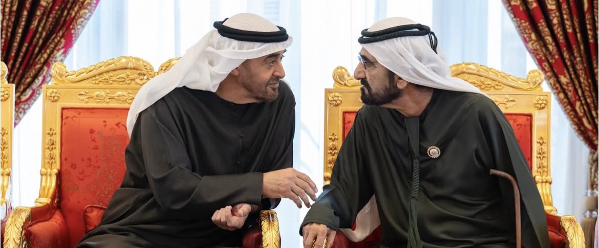 1N3as's tweet image. انتم هل المعروف و اهل الطوايل
و تشهد تواريخ السنين و عددها

محمّدين اللي ع نهج الاوايل
زانت بهم هالدار و اضفا سعدها

مشابهين لْـ حافظين الجمايل
زايد و راشد يوم اتمّوا عهدها

لي تفتخر فيهم جموع القبايل
و نهجٍ قويمٍ يستدل به رشدها

حتى غدت في عزّه و في فضايل
و تعلّت بْـ خيرٍ و رفعة…