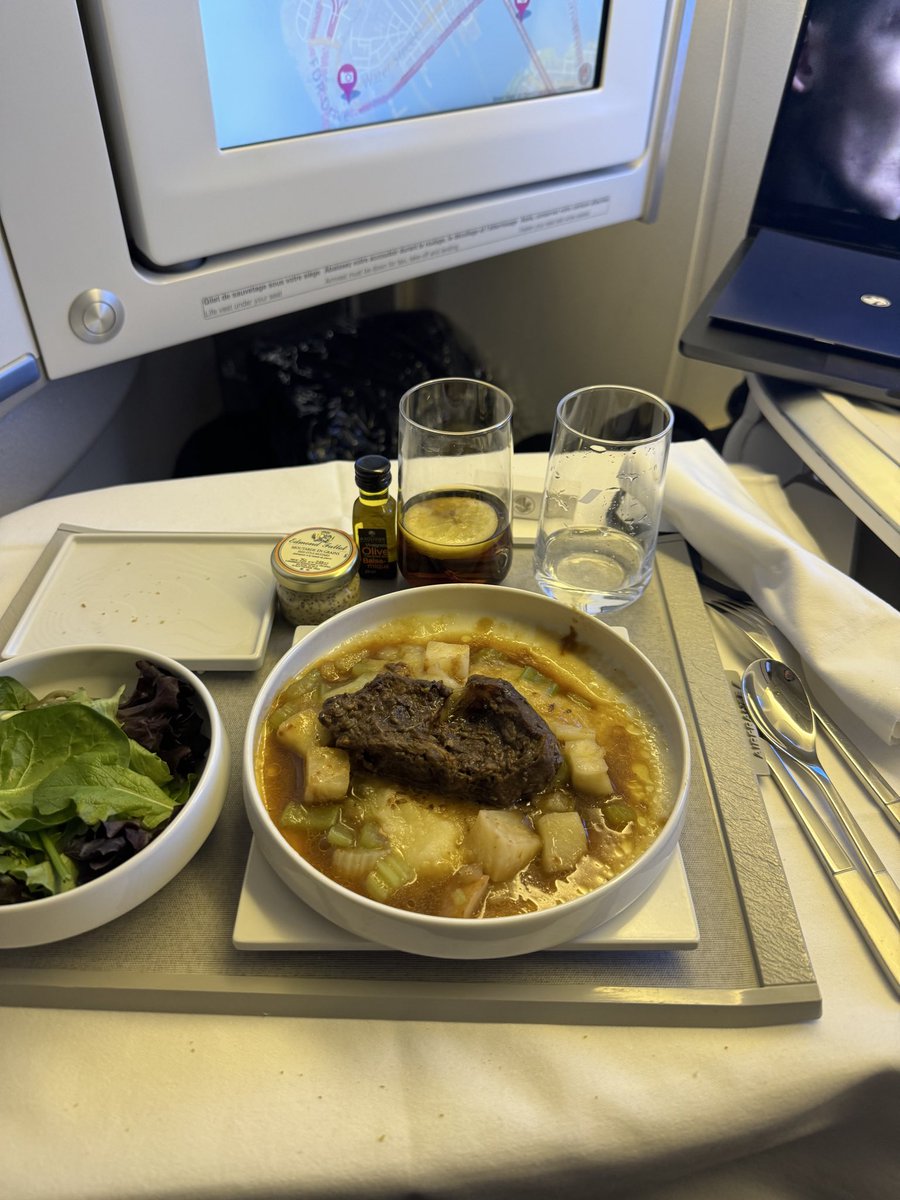 powl_d's tweet image. AirFrance is typing …