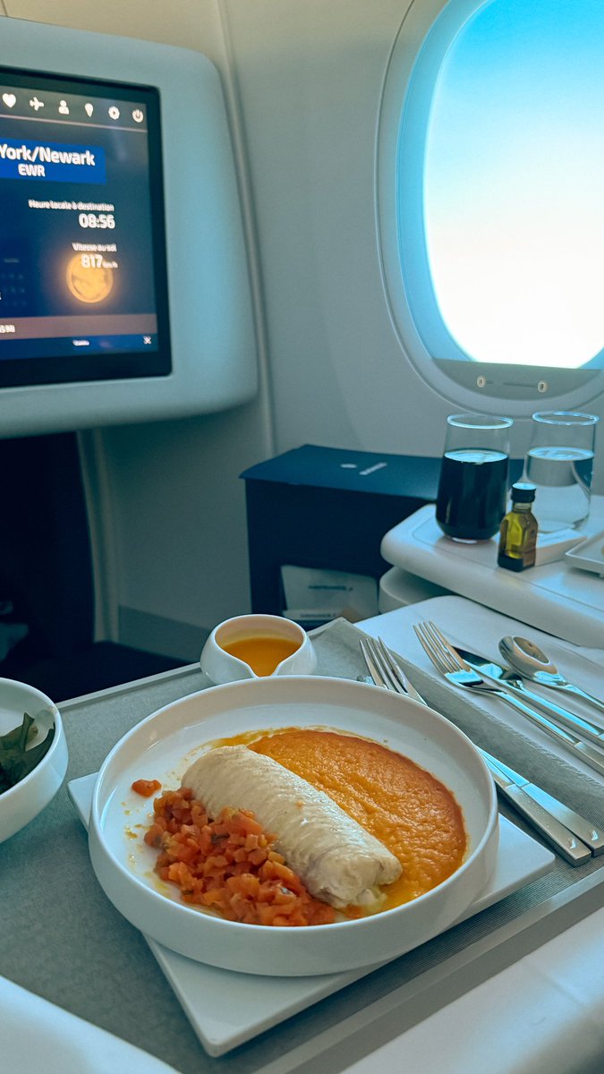 powl_d's tweet image. AirFrance is typing …