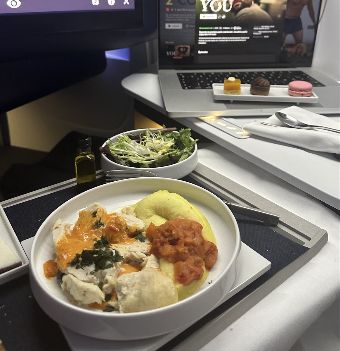 powl_d's tweet image. AirFrance is typing …