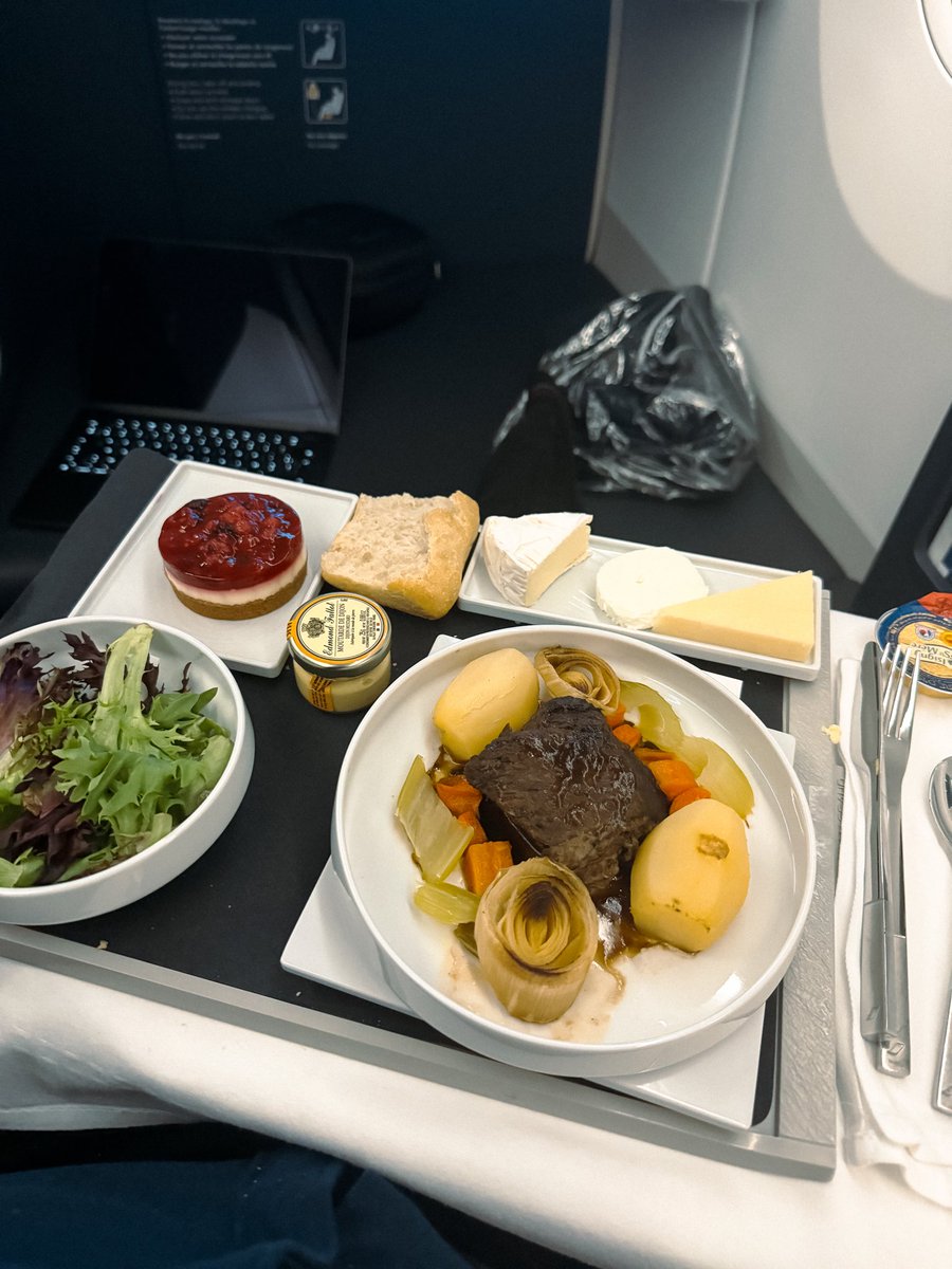 powl_d's tweet image. AirFrance is typing …