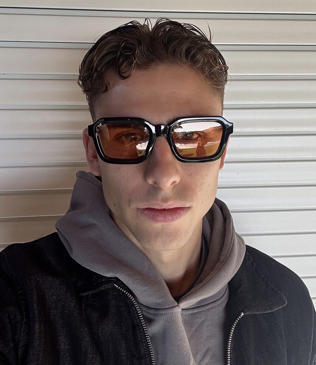 yeehawxzz's tweet image. NO BC HES LITERALLY A GLASSES MODEL 😭 (he’s been my IG ads 💀)