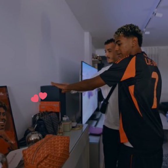 itzypopbase's tweet image. ITZY’s ‘Girls Will Be Girls’ album was recently spotted in FC Barcelona’s Lamine Yamal’s house tour.