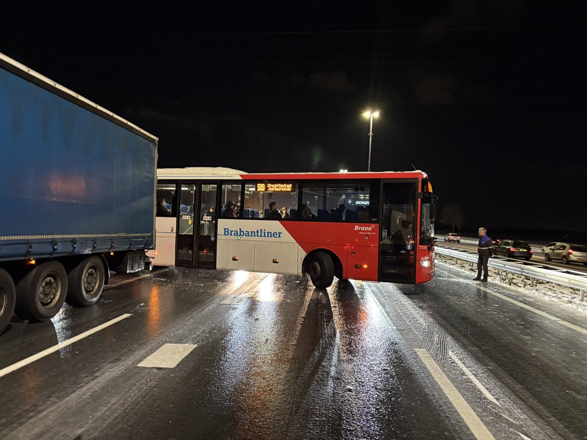 Incident met stilstaande voertuigen door gladheid op A2 nabij Utrecht