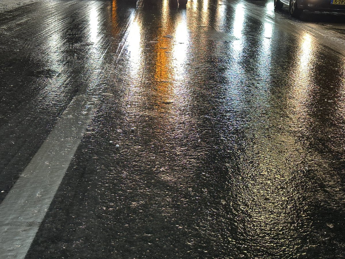 Ga NIET de weg op als dit niet strikt noodzakelijk is. Het is spekglad op de wegen rondom #Utrecht ondanks de vele strooi en veeg acties.⚠️ Op de #A2 Li 65,0 staan 5 vrachtwagens en 1 lijnbus stil. Rijden gaat niet meer door de gladheid een berger is onderweg. <a href="/RWSverkeersinfo/">Rijkswaterstaat Verkeersinformatie</a>