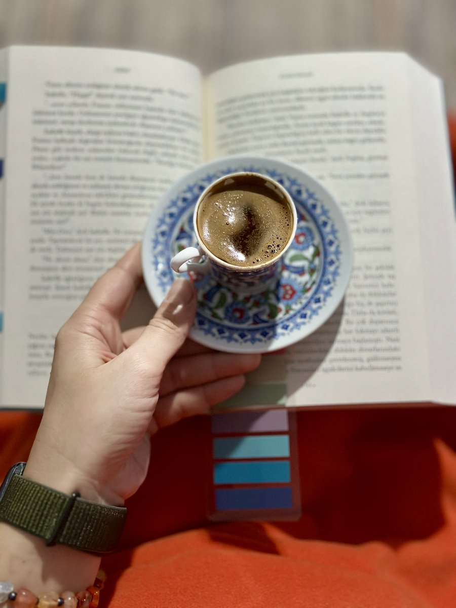 Hala yıkılmayıp ayaktaysak üç öğünü seninle geçirdiğimiz içindir kral 🤤 #kahve 🤎