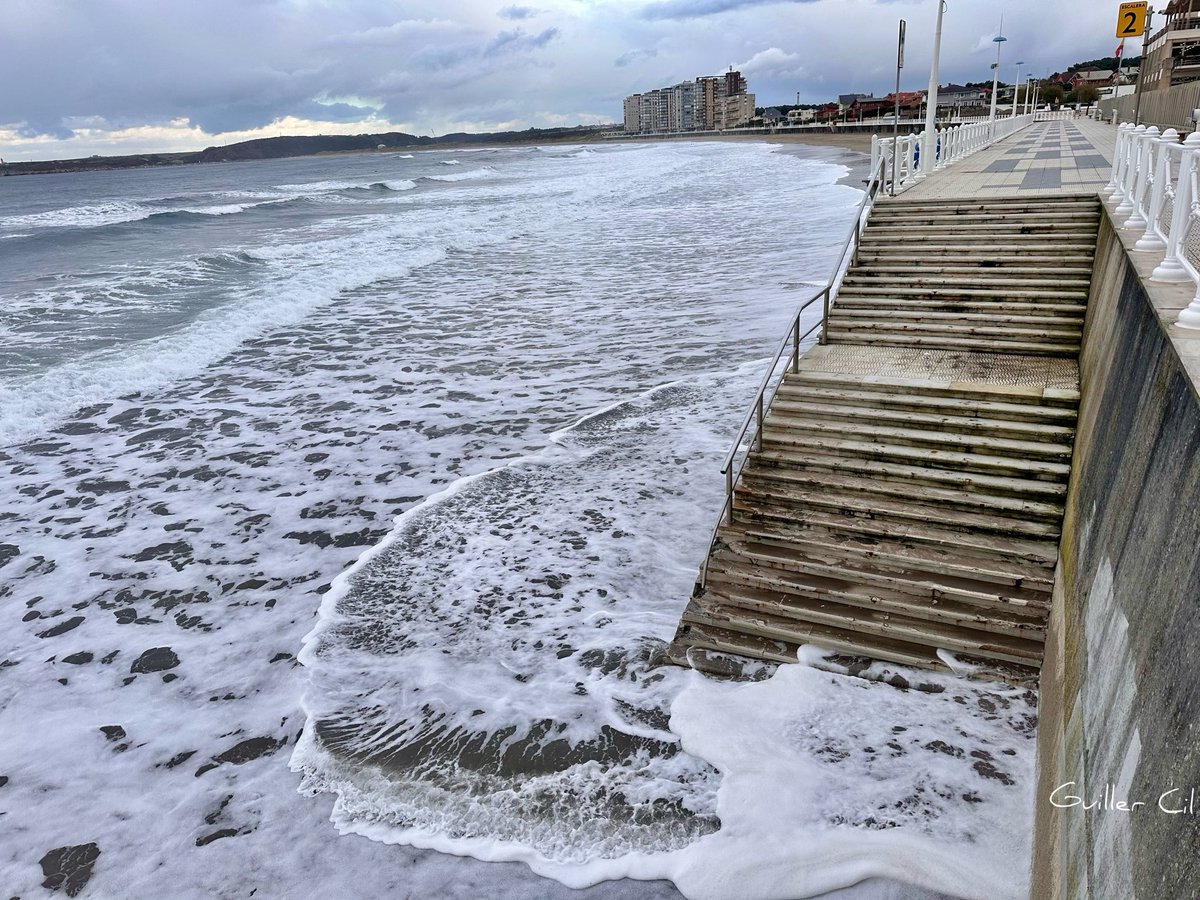 GuillerCil's tweet image. Las mareas vivas de hoy engulléndose literalmente la playa.
#Salinas #Asturias