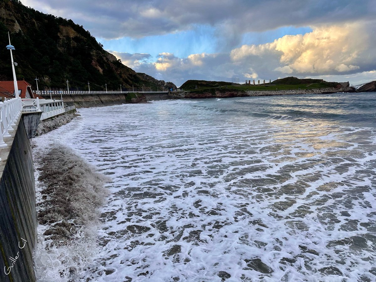 GuillerCil's tweet image. Las mareas vivas de hoy engulléndose literalmente la playa.
#Salinas #Asturias