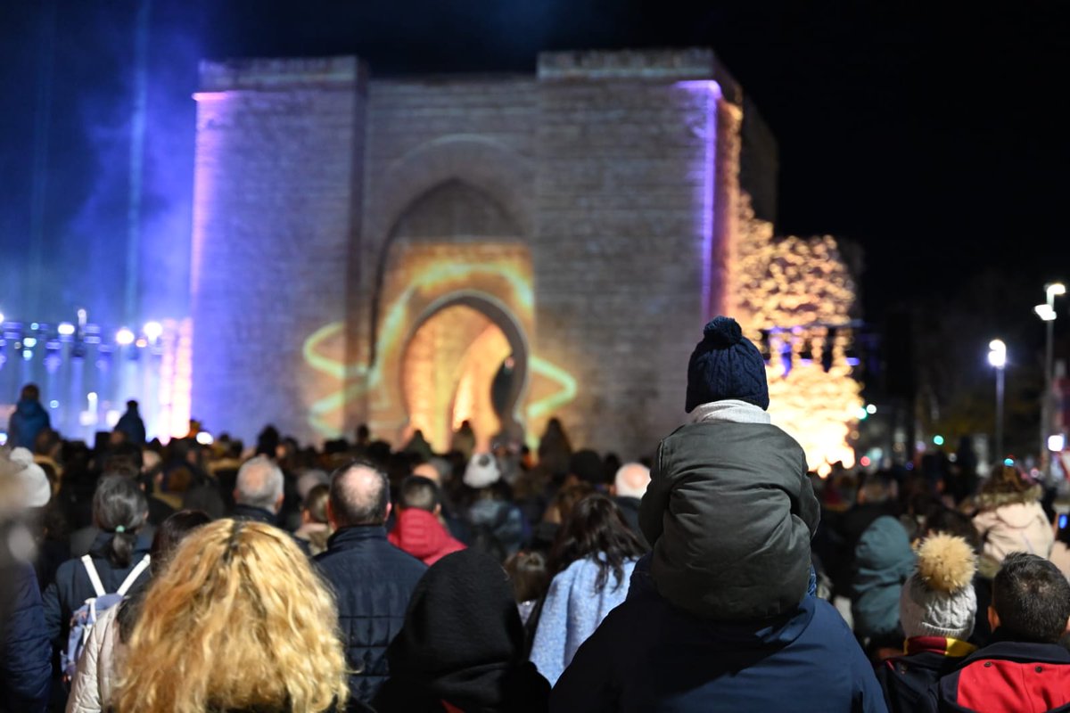 AYTO_CIUDADREAL's tweet image. ✨👑 La magia de los Reyes Magos ilumina la Puerta de Toledo

Por segundo año consecutivo, la Puerta de Toledo se transforma en un espectacular lienzo audiovisual para dar la bienvenida a Sus Majestades los Reyes Magos de Oriente 🎥

#ReyesMagos #VideoMapping #CiudadRealenNavidad