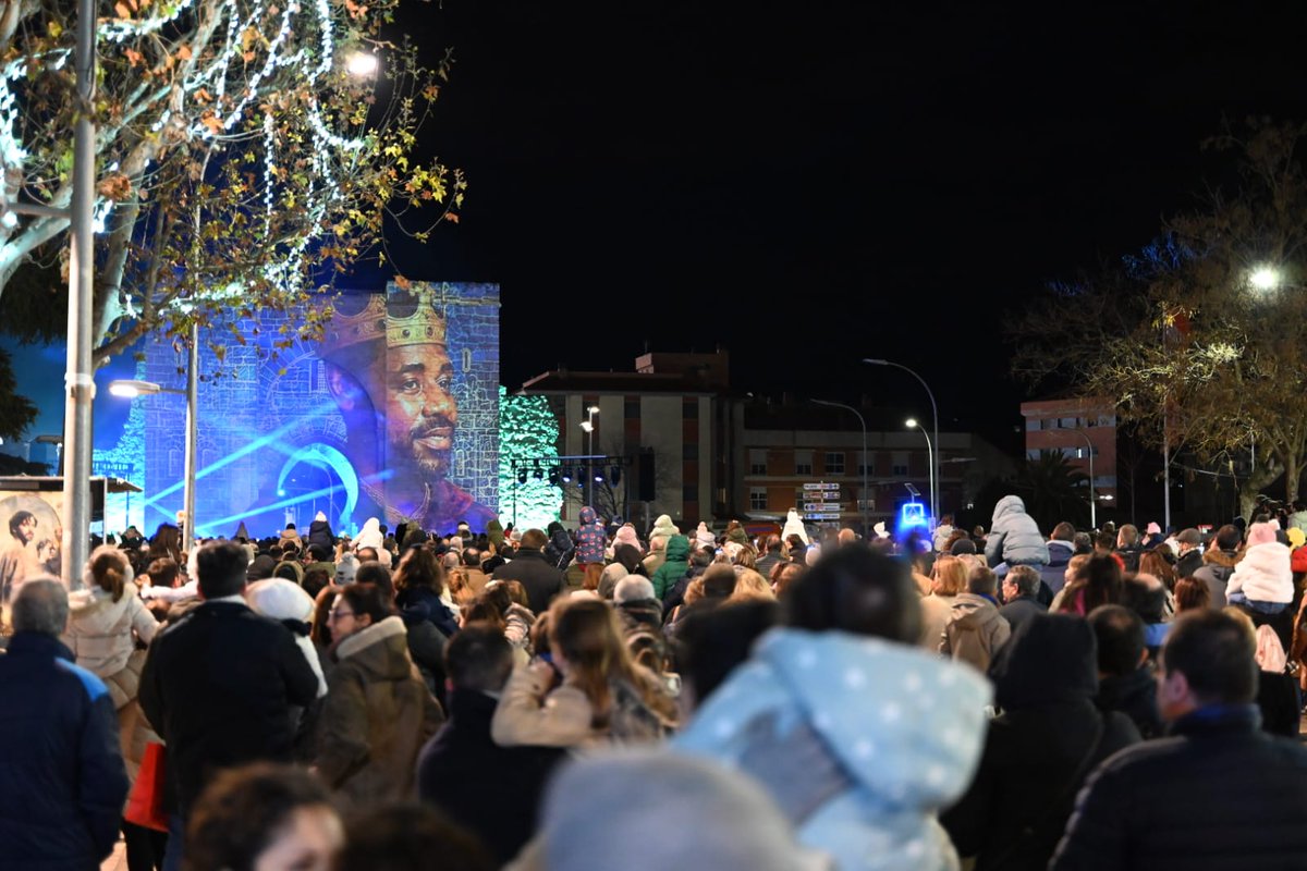 AYTO_CIUDADREAL's tweet image. ✨👑 La magia de los Reyes Magos ilumina la Puerta de Toledo

Por segundo año consecutivo, la Puerta de Toledo se transforma en un espectacular lienzo audiovisual para dar la bienvenida a Sus Majestades los Reyes Magos de Oriente 🎥

#ReyesMagos #VideoMapping #CiudadRealenNavidad
