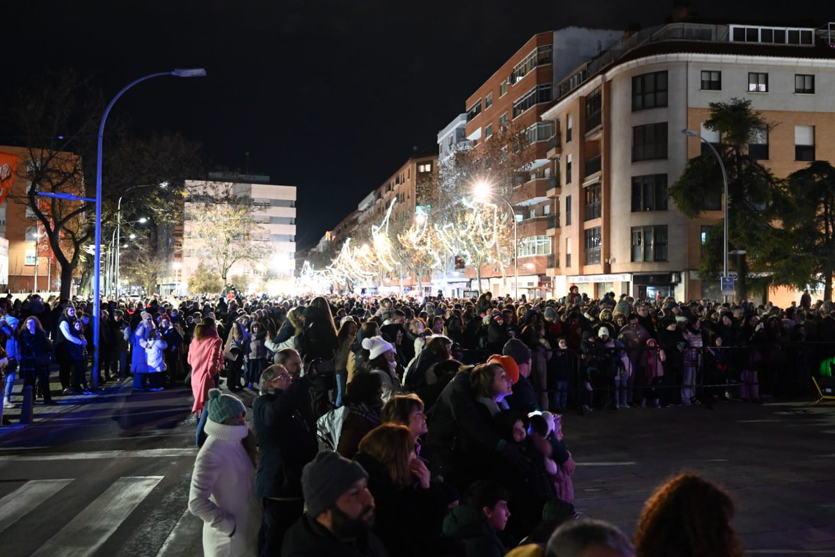 AYTO_CIUDADREAL's tweet image. ✨👑 La magia de los Reyes Magos ilumina la Puerta de Toledo

Por segundo año consecutivo, la Puerta de Toledo se transforma en un espectacular lienzo audiovisual para dar la bienvenida a Sus Majestades los Reyes Magos de Oriente 🎥

#ReyesMagos #VideoMapping #CiudadRealenNavidad