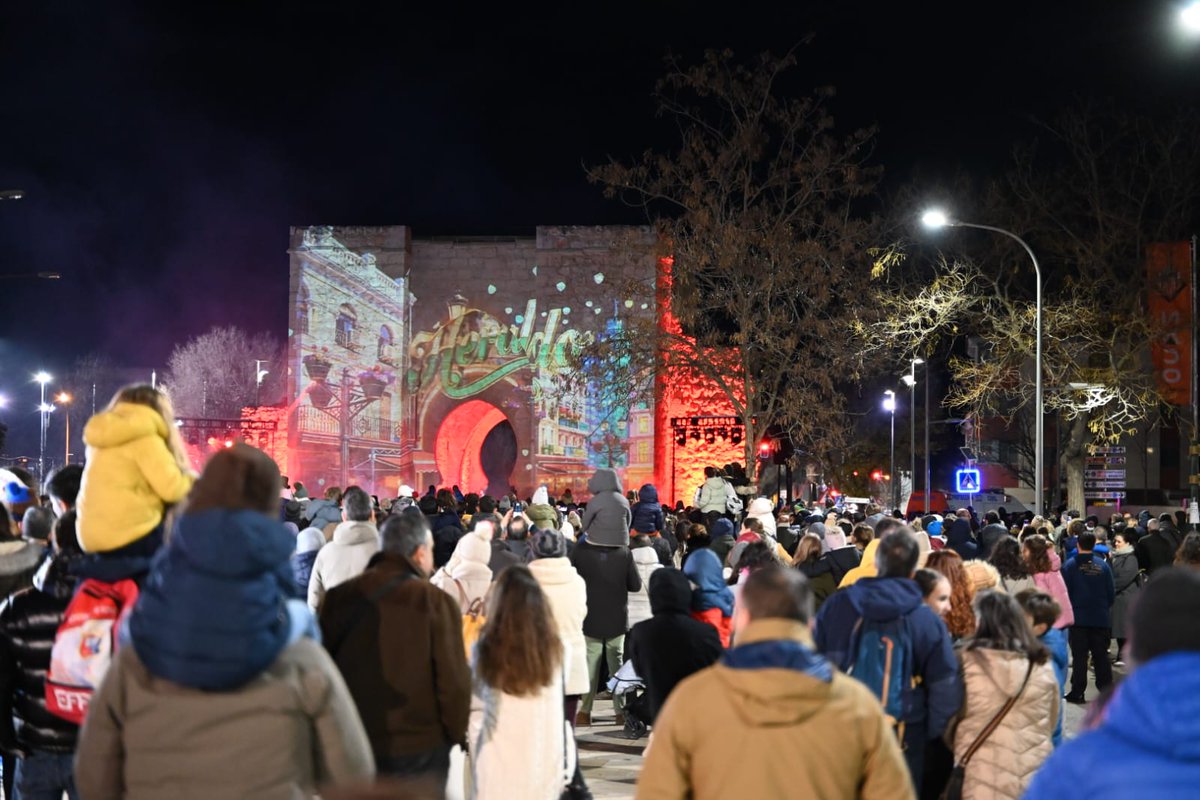 AYTO_CIUDADREAL's tweet image. ✨👑 La magia de los Reyes Magos ilumina la Puerta de Toledo

Por segundo año consecutivo, la Puerta de Toledo se transforma en un espectacular lienzo audiovisual para dar la bienvenida a Sus Majestades los Reyes Magos de Oriente 🎥

#ReyesMagos #VideoMapping #CiudadRealenNavidad