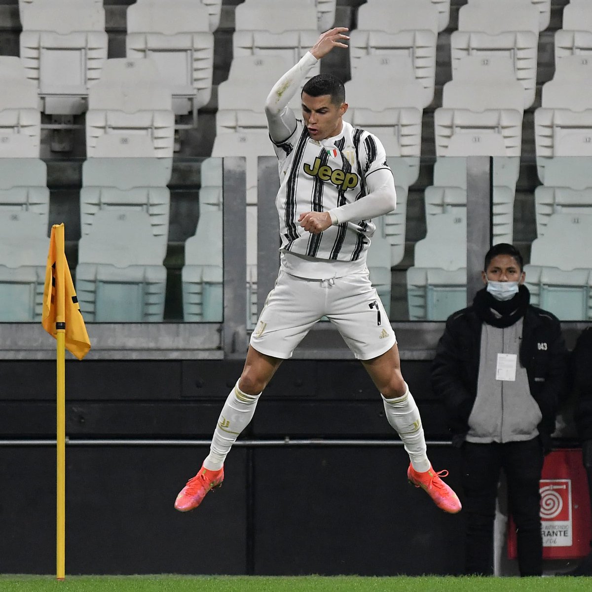 lnstantFoot's tweet image. Christian Kofane qui célèbre à la CR7 ! 🇨🇲🤝🇵🇹