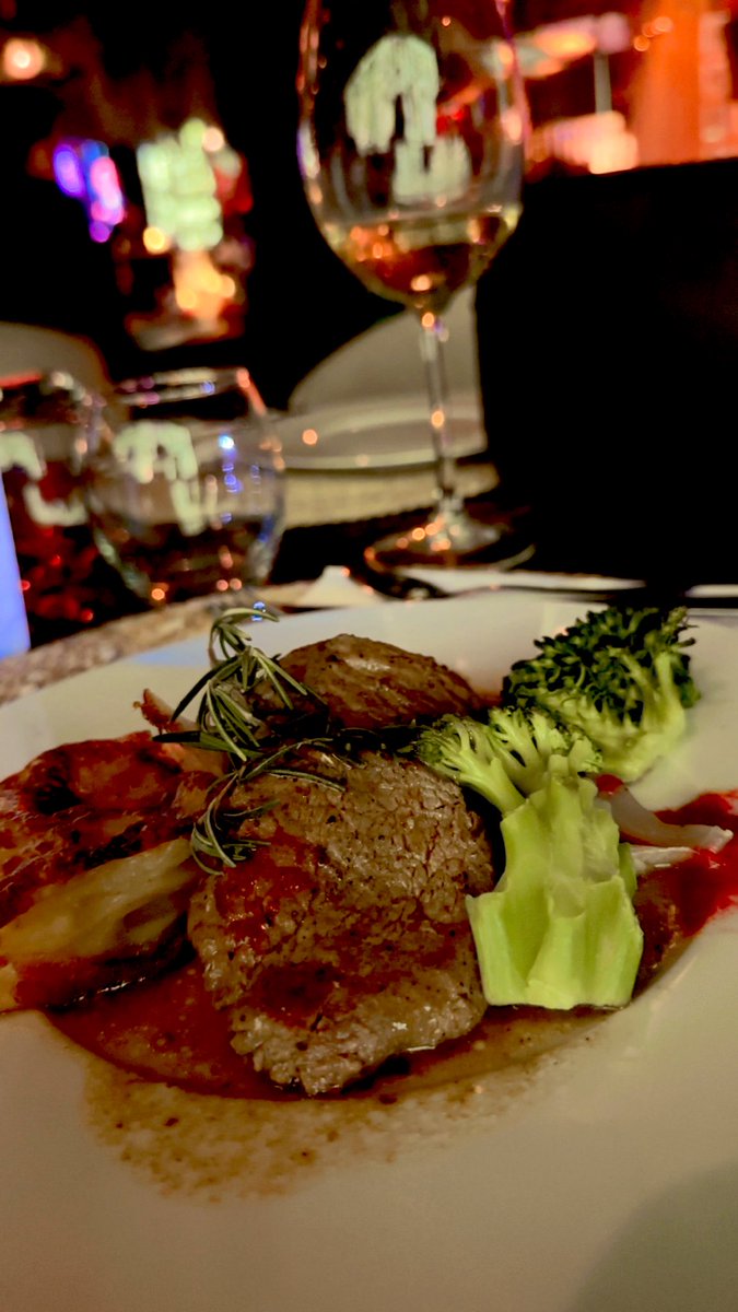 الرجال ثلاثة انواع 
والمهم والاروع فيهم يكاد ان ينقرض ..