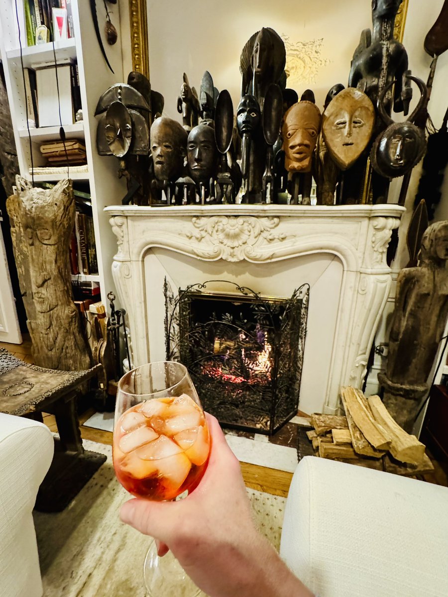 EmmanuelPierrat's tweet image. Effet chaud-froid entre le feu de cheminée et l’aperol spritz en attendant mes convives pour un dîner dominical qui démarrera tôt en raison d’une plaidoirie en référé à Nanterre à l’aube…

#cheminée #amis #feudecheminée🔥 #paris #homesweethome❤️