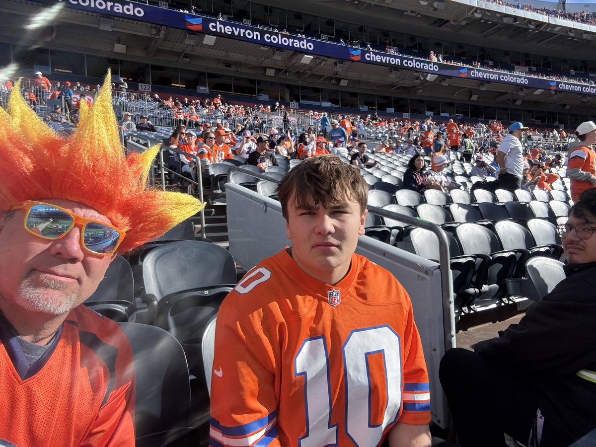 LordOfCold's tweet photo. Broncos vs Chargers https://t.co/zyVIfrLOA5