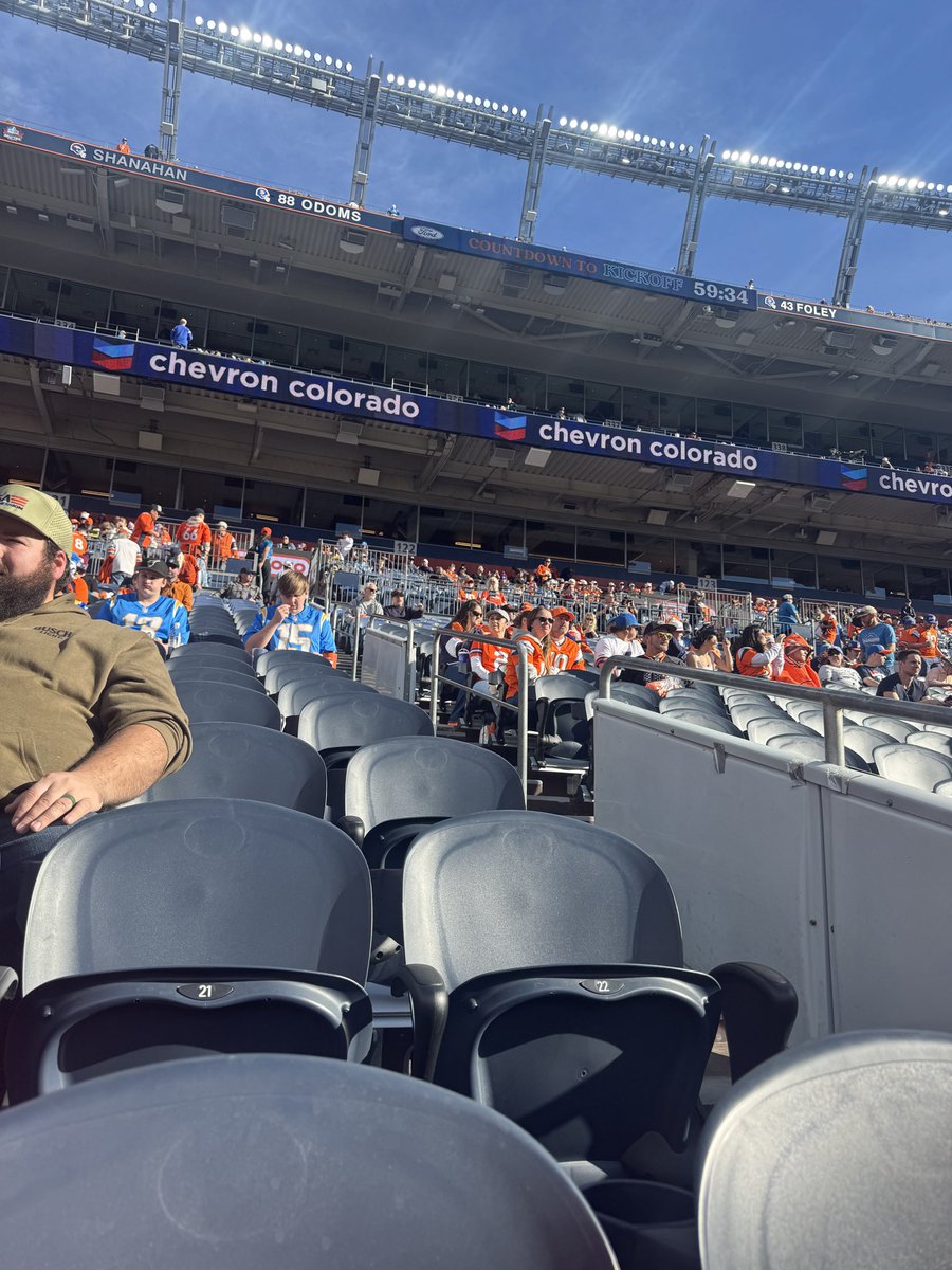 LordOfCold's tweet photo. Broncos vs Chargers https://t.co/zyVIfrLOA5