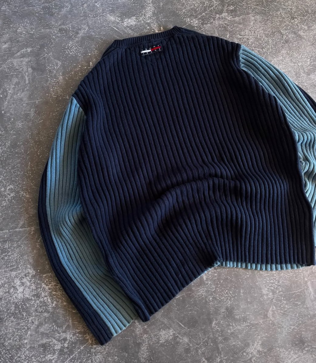 pinkskysyre's tweet image. 90s crewneck by tommy hilfiger