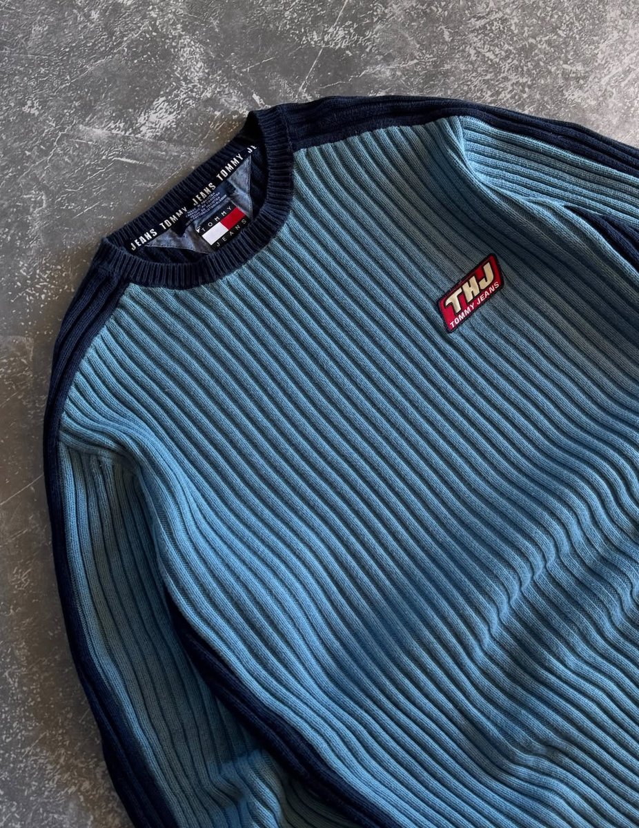 pinkskysyre's tweet image. 90s crewneck by tommy hilfiger