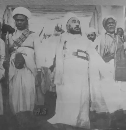 يُقال إن الامام احمد في مره من المرات 
جمع قبيلة حاشد..
وقال لهم 
إسمعوني ياقبيلة حاشد
الزرانيق عصو امر امام المسلمين 
واشتي منكم تسيروا تردعوهم والذي عيتخلف فسوف ادعوا عليه وانتم تعرفوا إن دعوتي مستجابه!
فقام واحد اسمه القطيش..
فقال يا مولانا ادعي على الزرانيق وهجعنا الطلعه