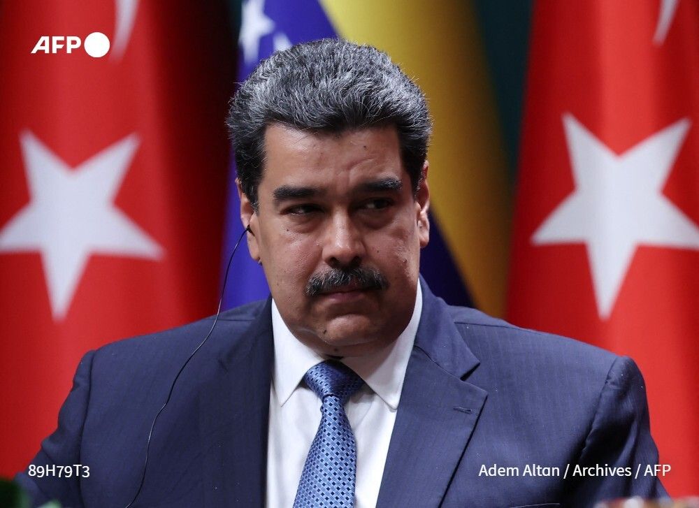 afpfr's tweet image. ⚖️ Le président vénézuélien déchu Nicolas Maduro comparaîtra lundi devant un juge de New York, a annoncé le tribunal. Il se verra officiellement signifier les charges de "narcoterrorisme" et de trafic de cocaïne retenues contre lui.