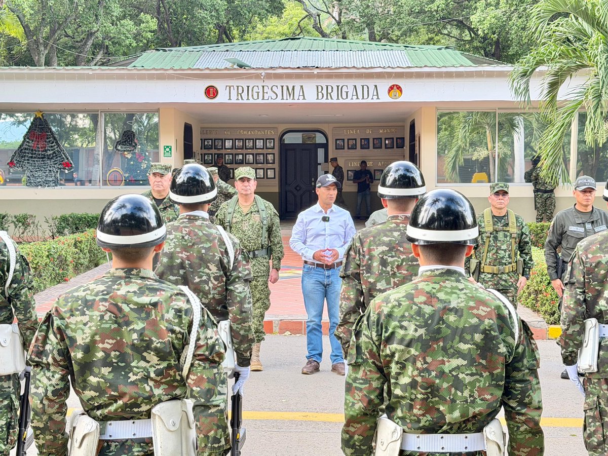 FuerzasMilCol's tweet photo. Participamos en el Puesto de Mando Unificado instalado en Cúcuta, fortaleciendo el dispositivo de seguridad en la frontera con 30.000 hombres y en la región del Catatumbo, con el despliegue de 11.000 soldados.

Nuestro compromiso es defender la soberanía, la independencia y la integridad territorial del país, en los dominios terrestre, marítimo, fluvial, aéreo, espacial y ciberespacial.

Seguimos trabajando de manera conjunta, coordinada e interagencial para proteger a la población civil y garantizar la seguridad en esta zona estratégica del país.