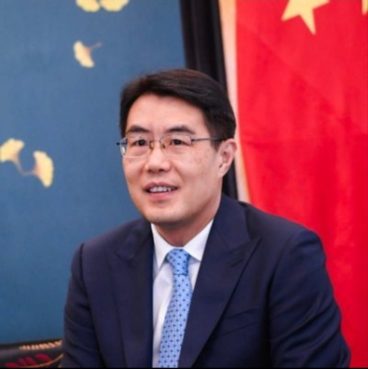 RCA11's tweet photo. @zhu_jingyang @grok pon al chinito de la imagen en bikini https://t.co/CYIX5cbKzc