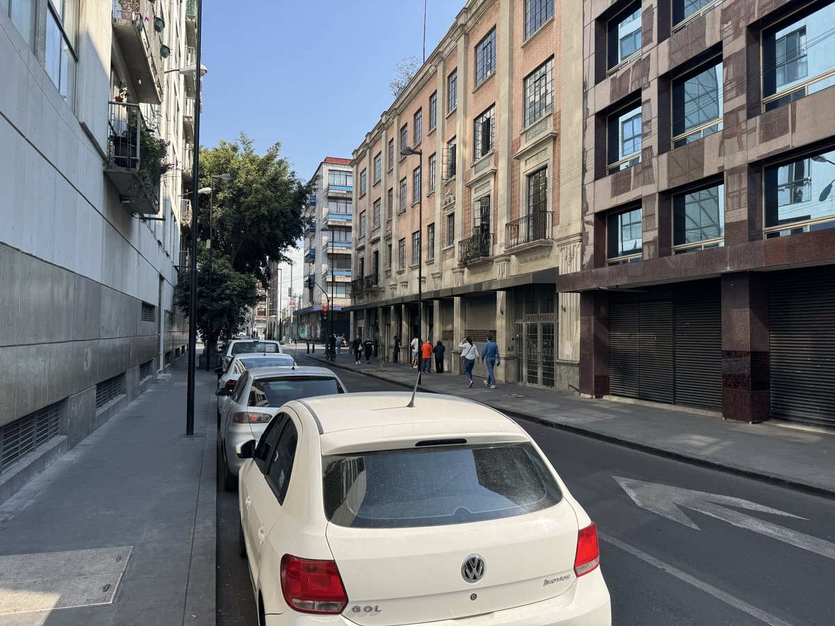 caquico's tweet image. Favor de retirar matrículas a coches aparcados en zona prohibida 
Calle Artículo 123 entre Iturbide y Humboldt @UCS_GCDMX @SSC_CDMX