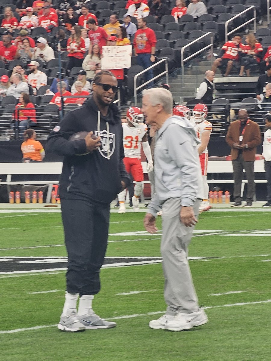 PaulHGutierrez's tweet photo. A little #Raiders vs #KCChiefs pregame action. https://t.co/xrVusAtX8A