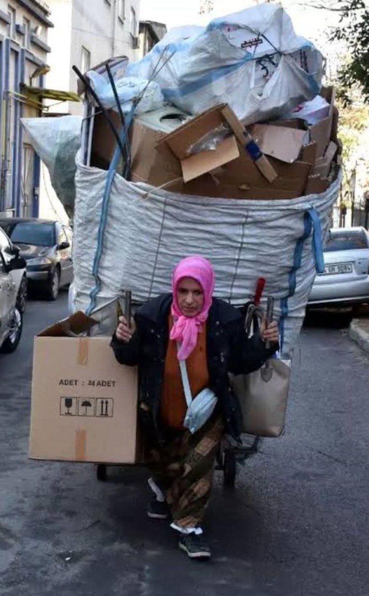 TosLtoy"un 
Bir sözü vardır 
Ekmek..PahaLı 
Emek..Ucuzdu.✍️