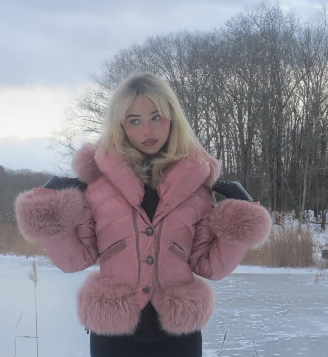 Sabrina Carpenter looks fabulous in new photo.
