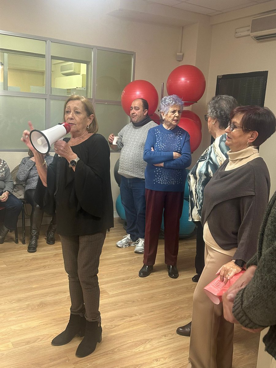 MarAlcobendas's tweet image. ¡Qué momento tan especial! Hoy hemos compartido el calor del Roscón de Reyes con @ACOM, un grupo de corazones llenos de amor y experiencia. ¡Gracias por tanto! 🙏❤️ ¡Feliz Día de Reyes! 🎉 #ACOM #RoscónDeReyes #MayoresConAlma