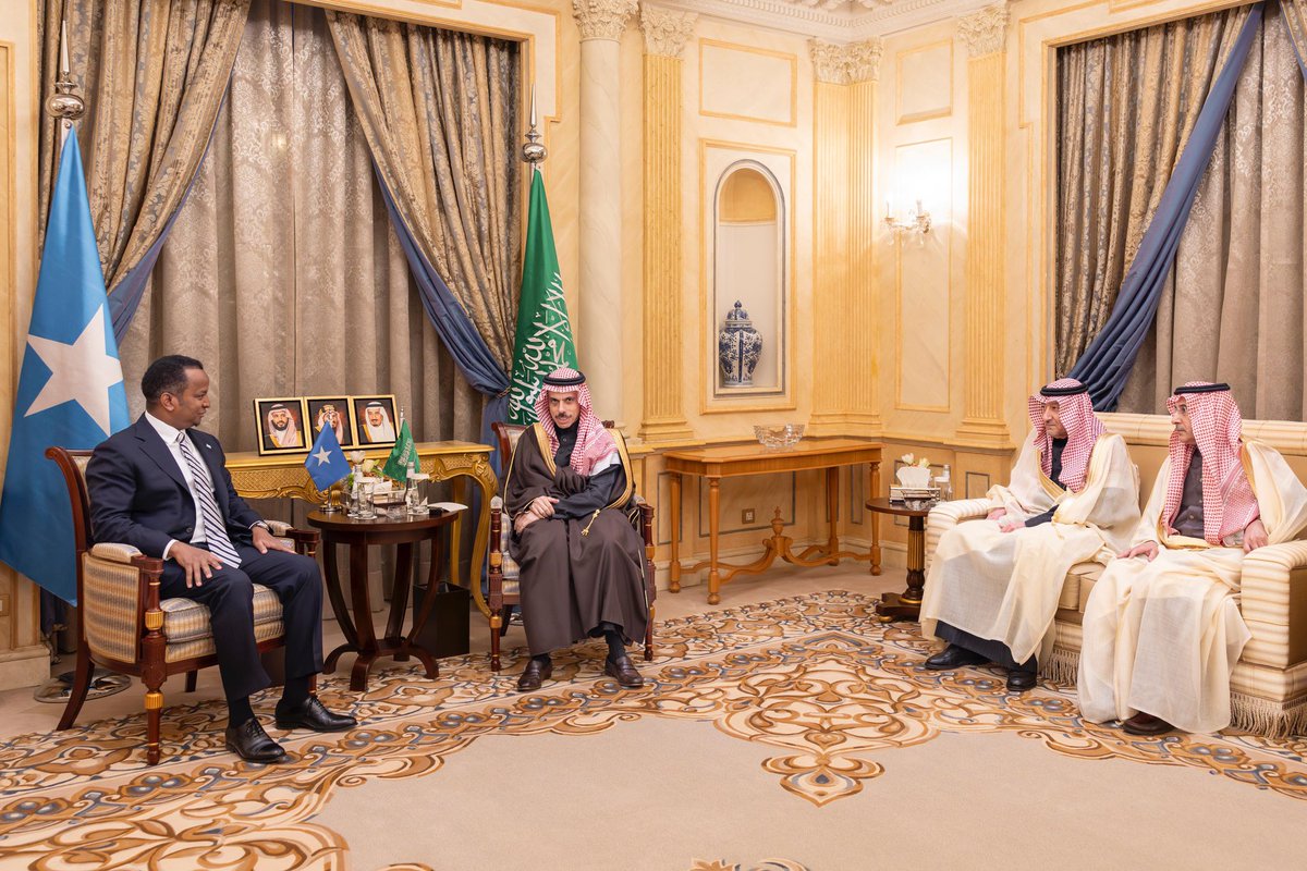 #الرياض | سمو وزير الخارجية الأمير #فيصل_بن_فرحان <a href="/FaisalbinFarhan/">فيصل بن فرحان</a> يستقبل معالي وزير الشؤون الخارجية والتعاون الدولي بجمهورية الصومال الفيدرالية عبدالسلام عبدي علي.