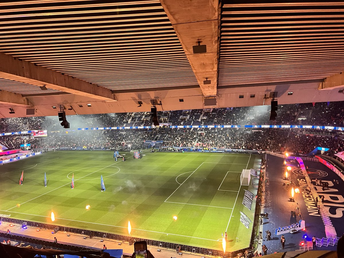 Ce soir c’est <a href="/PSG_inside/">Paris Saint-Germain</a> contre <a href="/ParisFC/">Paris FC</a> au Parc des Princes.
C’était LE derby à voir, 44 mètres entre les deux équipes de <a href="/Ligue1/">Ligue 1 McDonald's</a> ! Merci les Ultras pour l’ambiance
