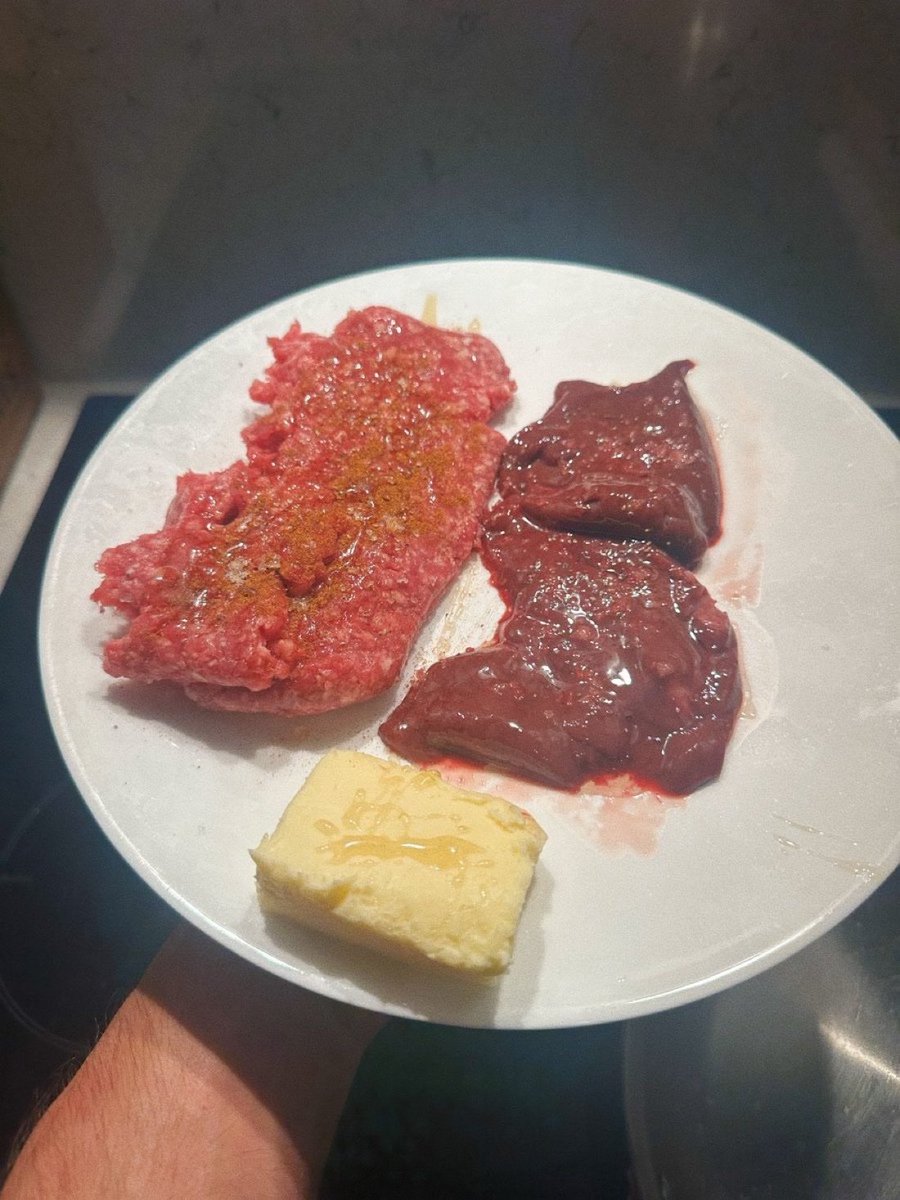 ilylumii's tweet image. elite dinner : raw ground lamb with paprika + sea salt, raw liver with raw honey drizzled over all