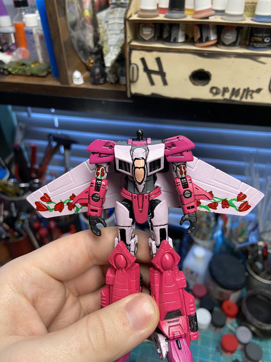 Haydencreator's tweet photo. To @roddywuzhere  OC, the wings are drooping, so I asked my friend smfcustoms to modified @MavDoodles connector wing part to make it slope, and I cut the back part too for more room for the wings. https://t.co/OR2PfbNvoX