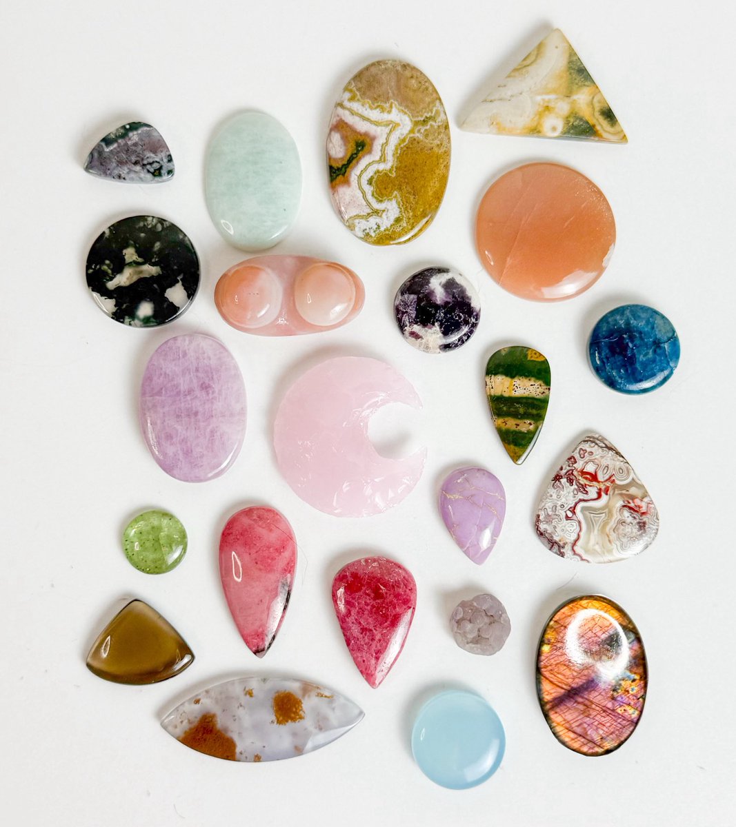 mildhippie's tweet photo. the crystals         🧚‍♀️🌱🍓🌷        the pendants

“very faery” collection coming to my shop Thursday January 8th at 8pm eastern time <3 https://t.co/mj0nLOcqGr