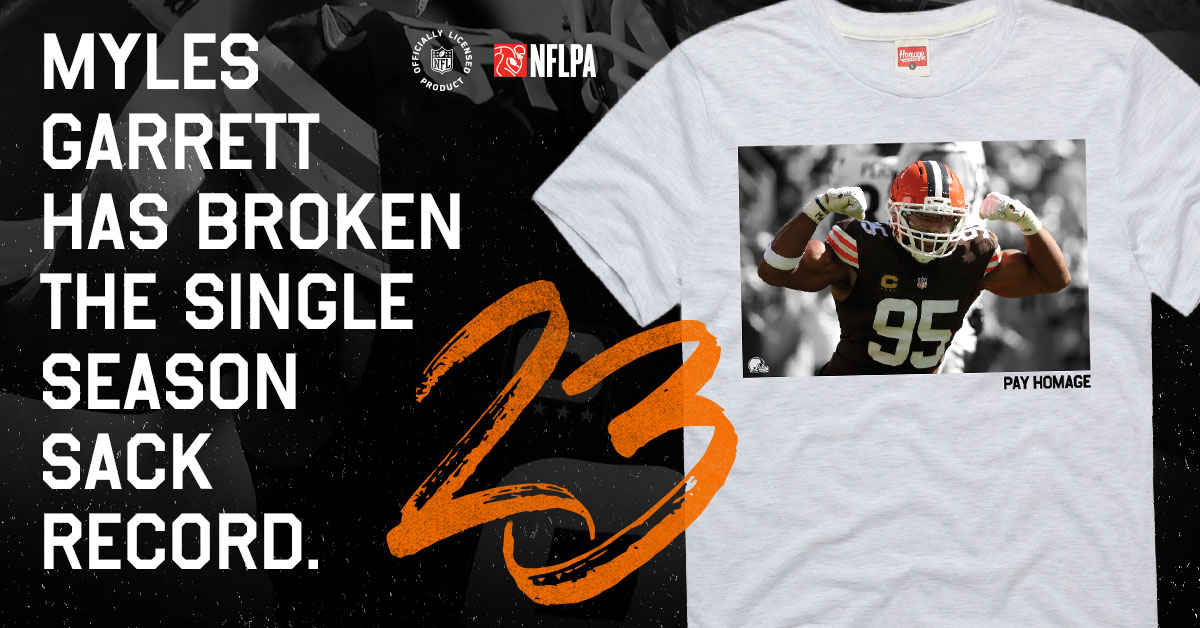 HOMAGE's tweet image. Myles Garrett has done it! Breaking the single-season sack record against the Cincinnati Bengals, sacking Joe Burrow to surpass the previous record held by T.J. Watt and Michael Strahan.

Pay homage to the players that conquer QBs and pile up sacks.

homa.ge/MylesGarrettSa…