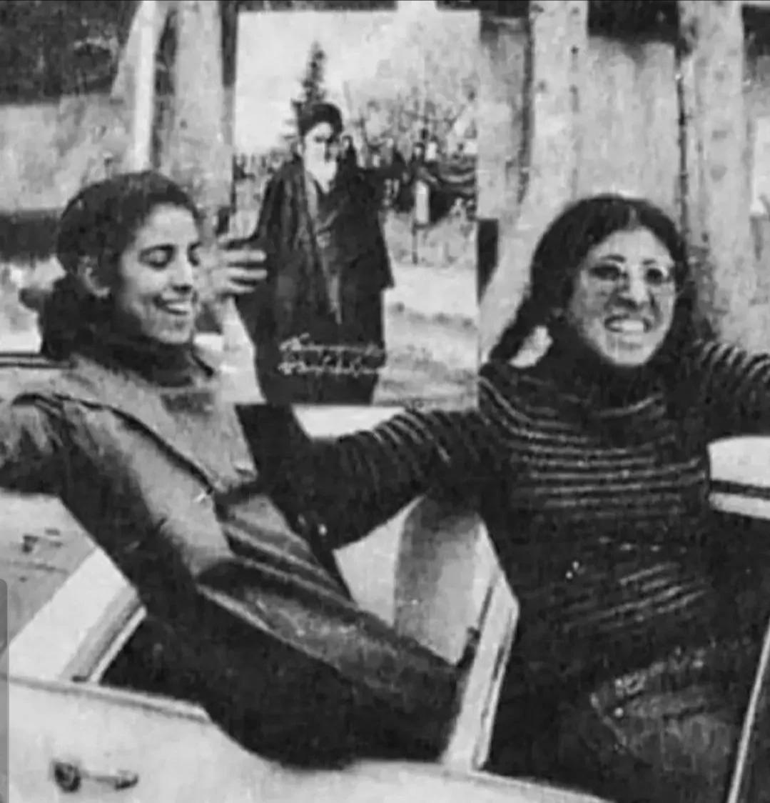 Cardoso's tweet image. Estudantes com uma foto do Aiatolá Khomeini celebrando a Revolução Islâmica e a queda do Xá do Irã.  

Na época não achavam que o discurso religioso fundamentalista do Khomeini era a sério... 

FAFO total.