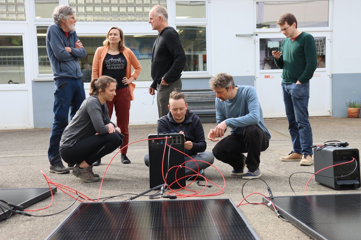 balkonsolar's tweet photo. Einige Gedanken zu #Steckersolar oder #Steckerspeicher und #Notstrom.
📉 #BalkonSolar mit Akku ist 2024 deutlich billiger geworden.
🔋 Das derzeit günstigste System der #Zendure Solar Flow 800 Pro kostet inzwischen ca ½ des Eingangspreis vom letzten Jahr: 🧵 https://t.co/oe37ksx8gE